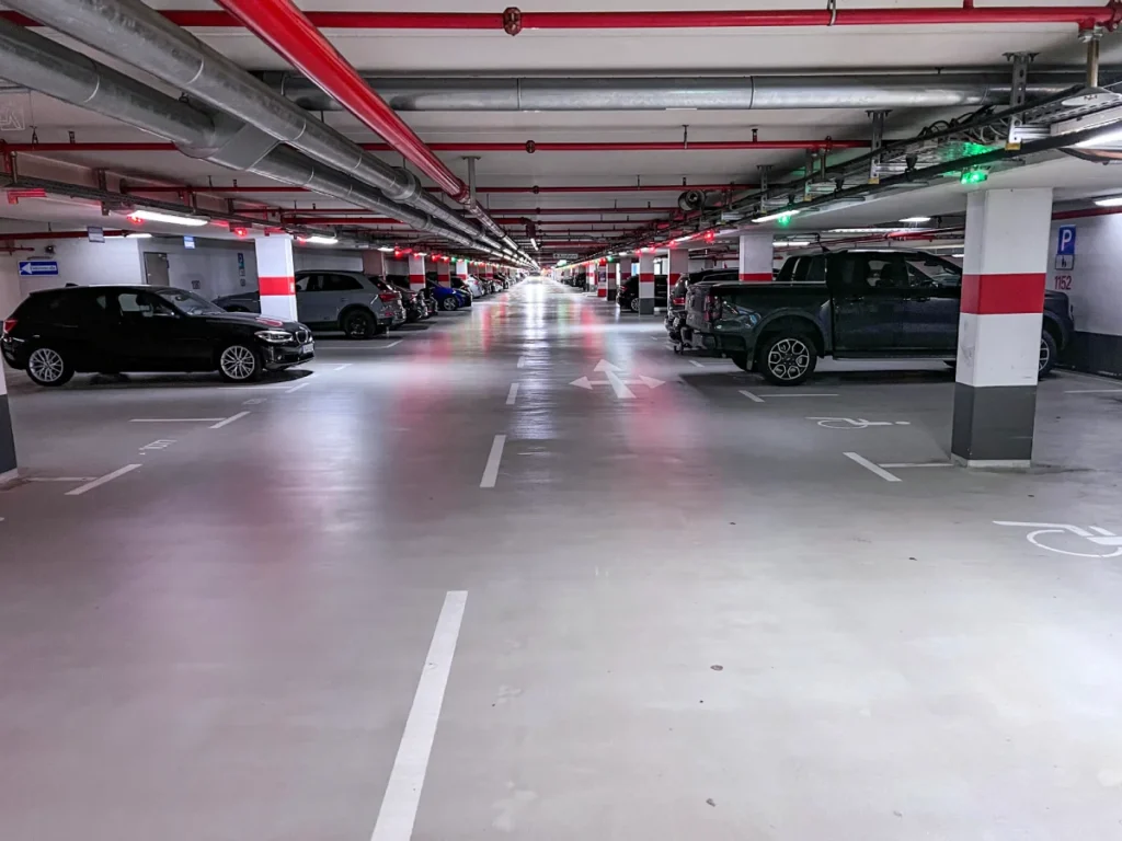 Große Tiefgarage nach vollständiger Instandsetzung und neuer Bodenbeschichtung