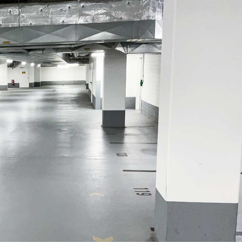 Saubere Tiefgarage nach erfolgreicher Inspektion und Wartung