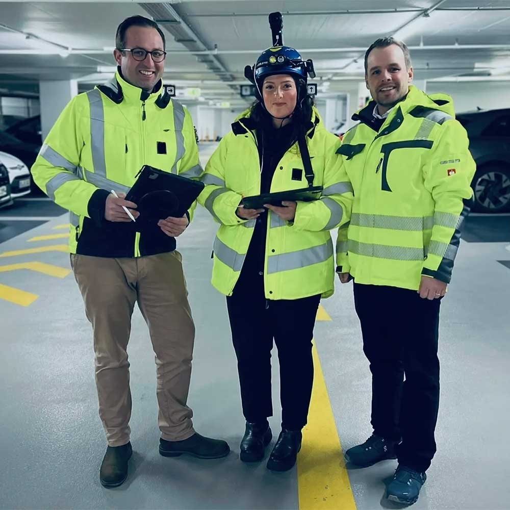 ParkCare Team bei der Tiefgarageninspektion mit 360°-Kamera und Tablet in Tiefgarage