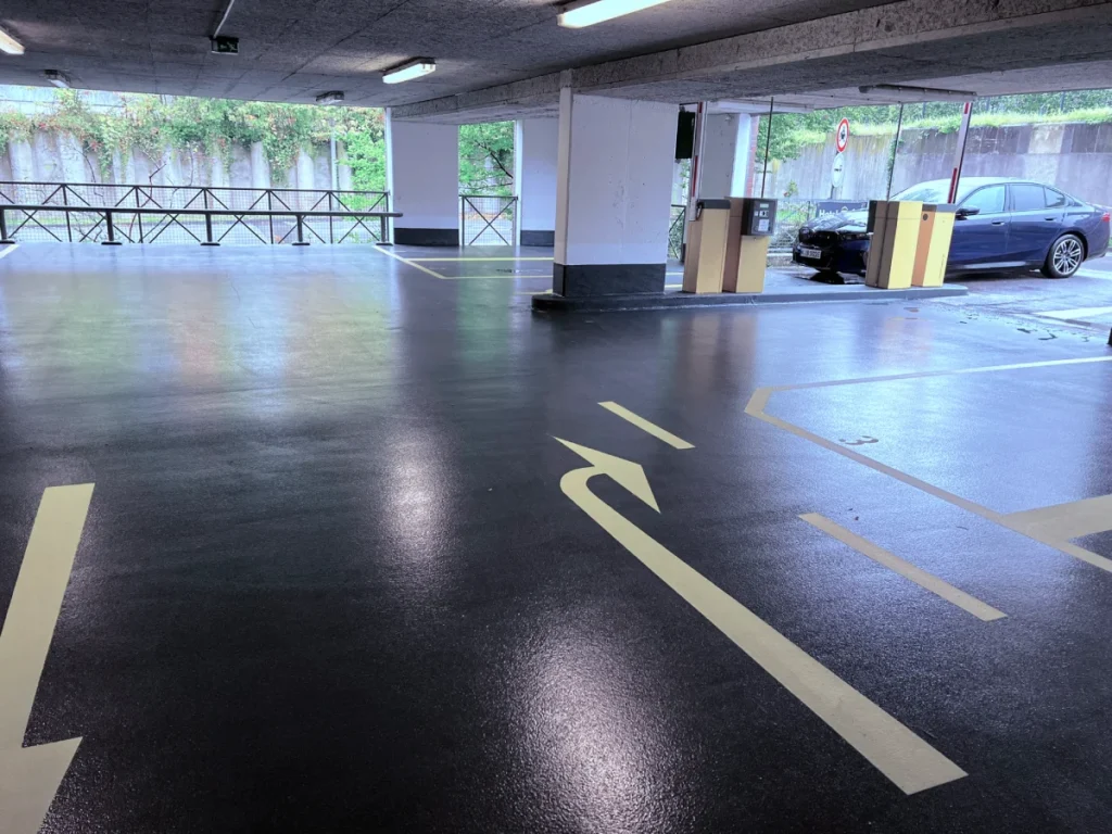 Maschinelle Reinigung von Fahrflächen in einer Tiefgarage