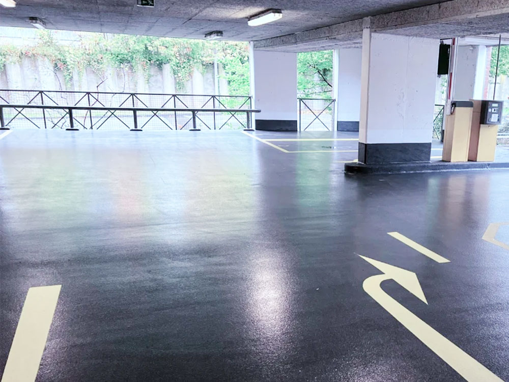 Reinigung eines Parkhauses