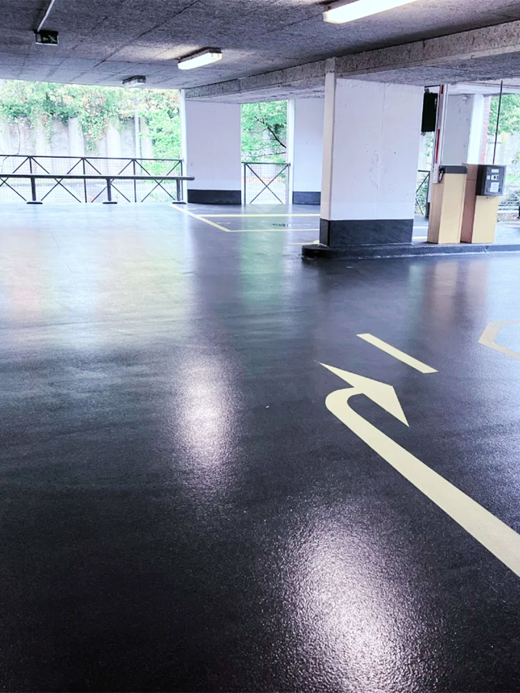 Reinigung eines Parkhauses